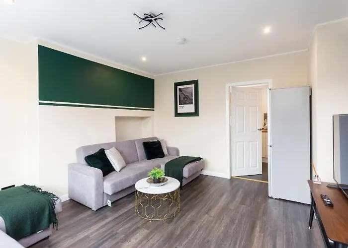3-Bed Edinburgh Abode - Parking And Garden