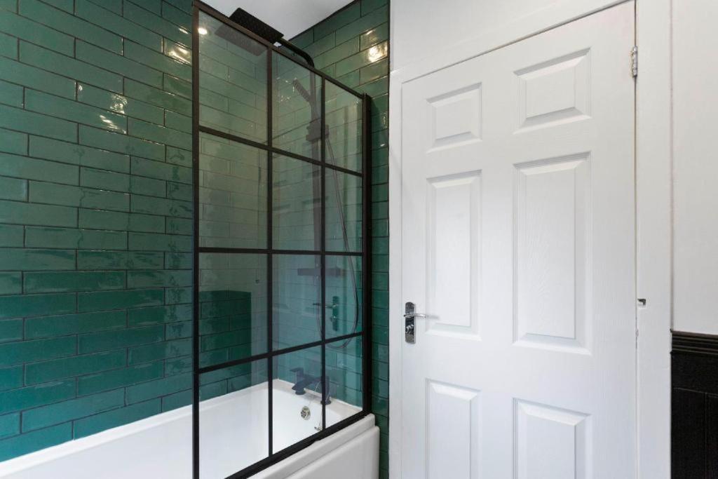 3-bed Abode - Parking And Garden * Эдинбург
