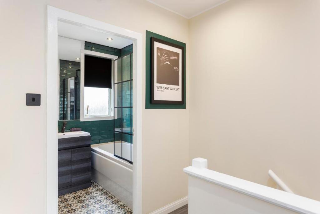 3-bed Abode - Parking And Garden Hébergement de vacances *
