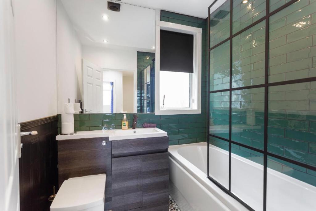 3-bed Abode - Parking And Garden Hébergement de vacances *